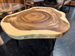 Live edge acacia wood crosscut slab featuring natural grain patterns, rustic finish, and organic shape – ideal for custom tables, epoxy projects, and wood décor.